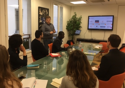 étudiants en table ronde écoutant Pascal Fert de l'agence